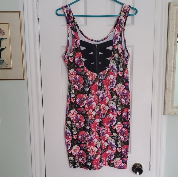 Material Girl - Fitted Floral Dress - Picture 2 of 5